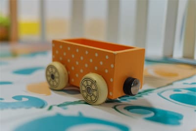 ワゴン車の木のおもちゃの写真