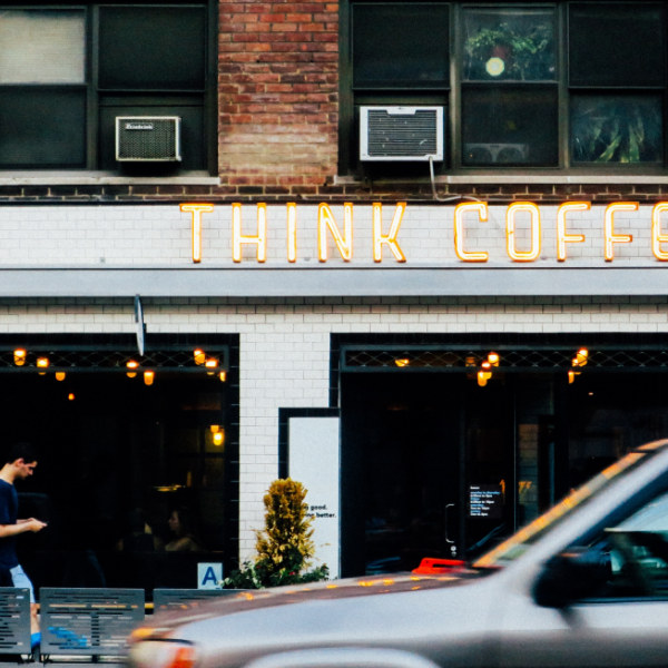 看板にThink Coffeeの店舗名の入ったカフェの外観写真